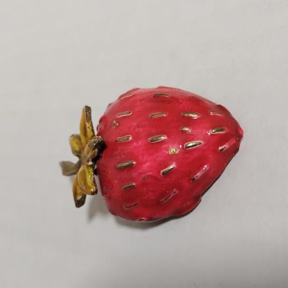Vintage strawberry brooch pin - Picture 5 of 5